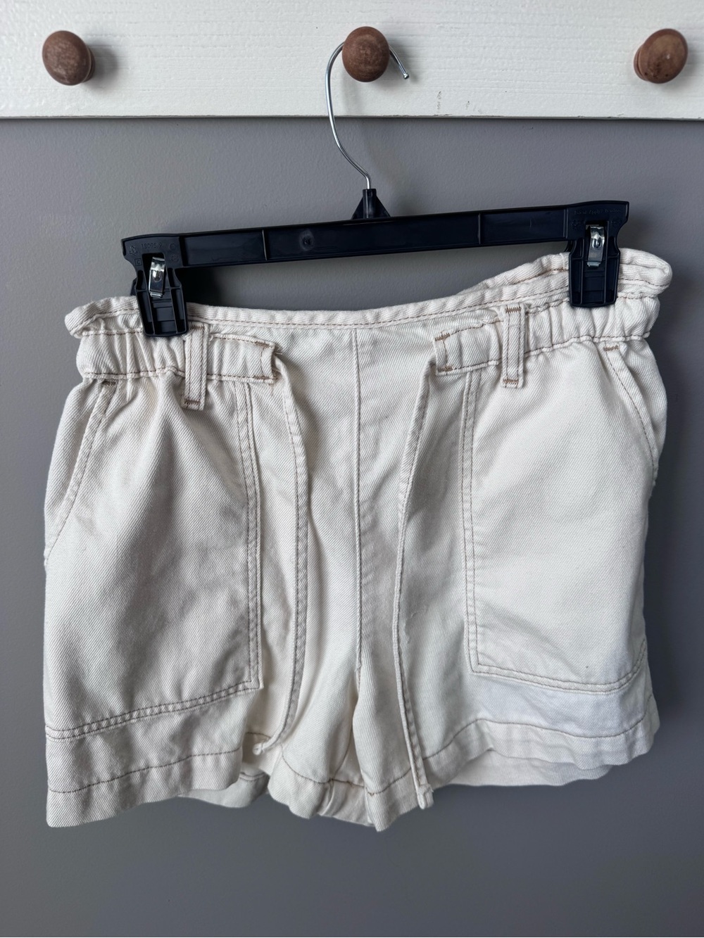 Time and Tru Women’s High Rise Pull-On Denim Shorts Size S 4-6 Cream